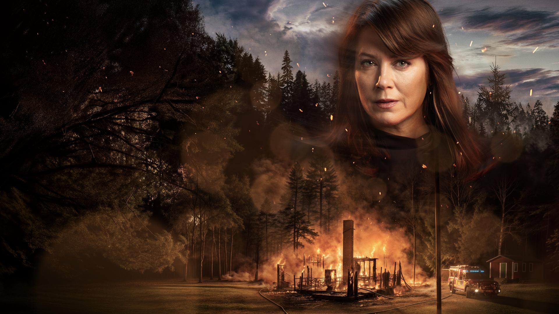"Kommissar Beck - Aus der Asche": Eine Montage vom Gesicht von Alex (Jennie Silfverhjelm) im Hintergrund, während im Vordergrund ein Holzhaus bis auf die Grundmauern niedergebrannt ist und in vollen Flammen steht. 