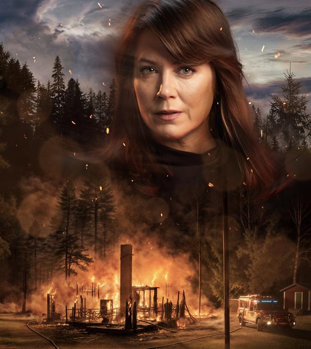 "Kommissar Beck - Aus der Asche": Eine Montage vom Gesicht von Alex (Jennie Silfverhjelm) im Hintergrund, während im Vordergrund ein Holzhaus bis auf die Grundmauern niedergebrannt ist und in vollen Flammen steht. 