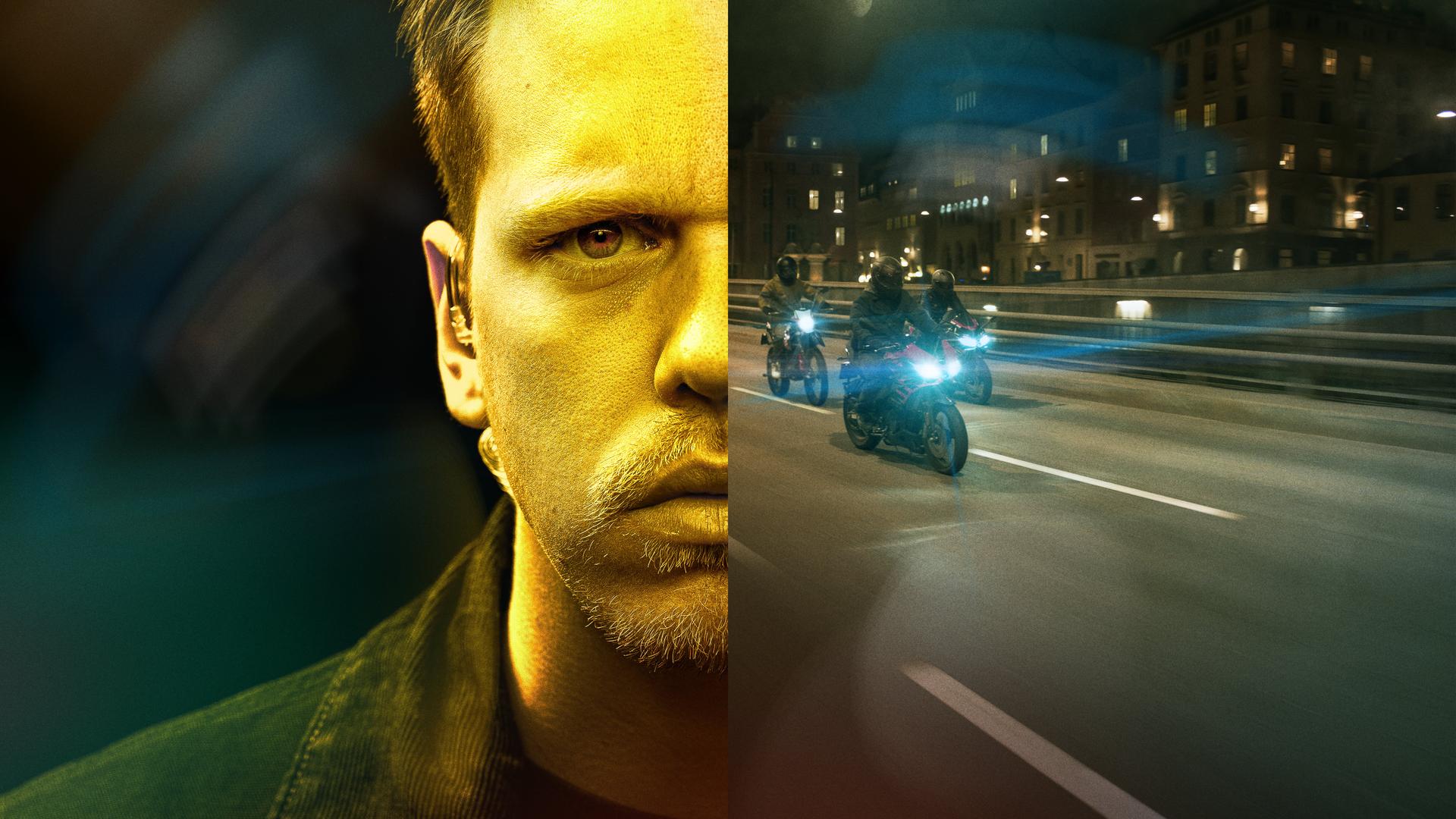 "Kommissar Beck - Vilhelm": Die Montage zeigt auf der linken Seite das Porträt von Vilhelm (Valter Skarsgård), der ernst in die Kamera blickt. In der Mitte seines Gesichts ist das Motiv abgeschnitten und wird rechts durch eine Gruppe von Motorradfahrern bei Nacht vor einer Großstadtkulisse fortgeführt.