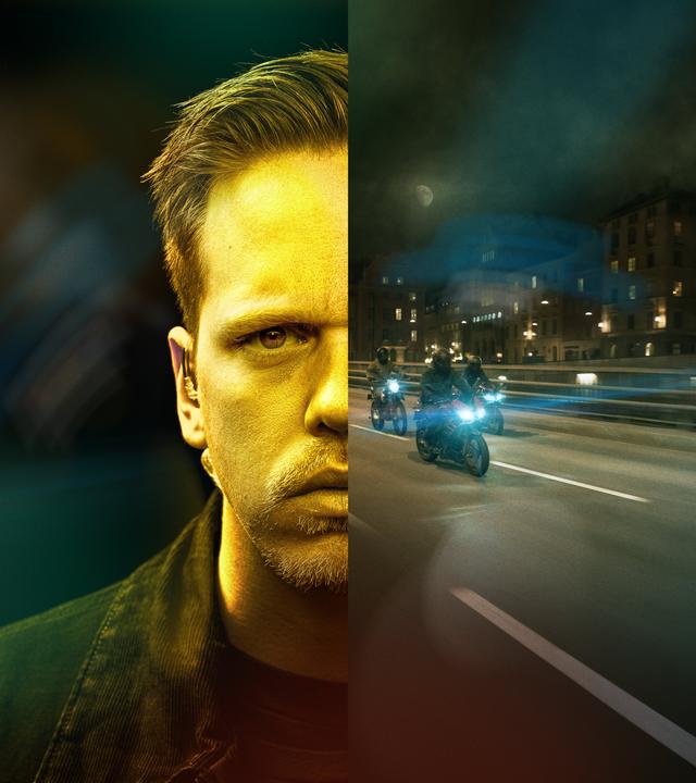 "Kommissar Beck - Vilhelm": Die Montage zeigt auf der linken Seite das Porträt von Vilhelm (Valter Skarsgård), der ernst in die Kamera blickt. In der Mitte seines Gesichts ist das Motiv abgeschnitten und wird rechts durch eine Gruppe von Motorradfahrern bei Nacht vor einer Großstadtkulisse fortgeführt.