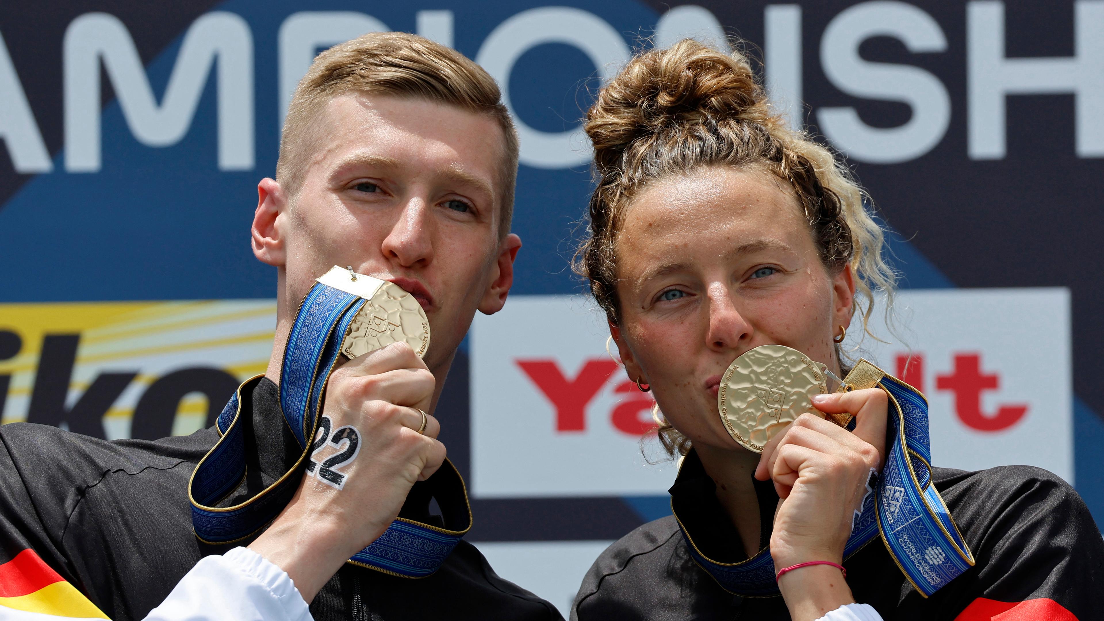 Freiwasserschwimmer Leonie Beck und Florian Wellbrock mit ihren Goldmedaillen.