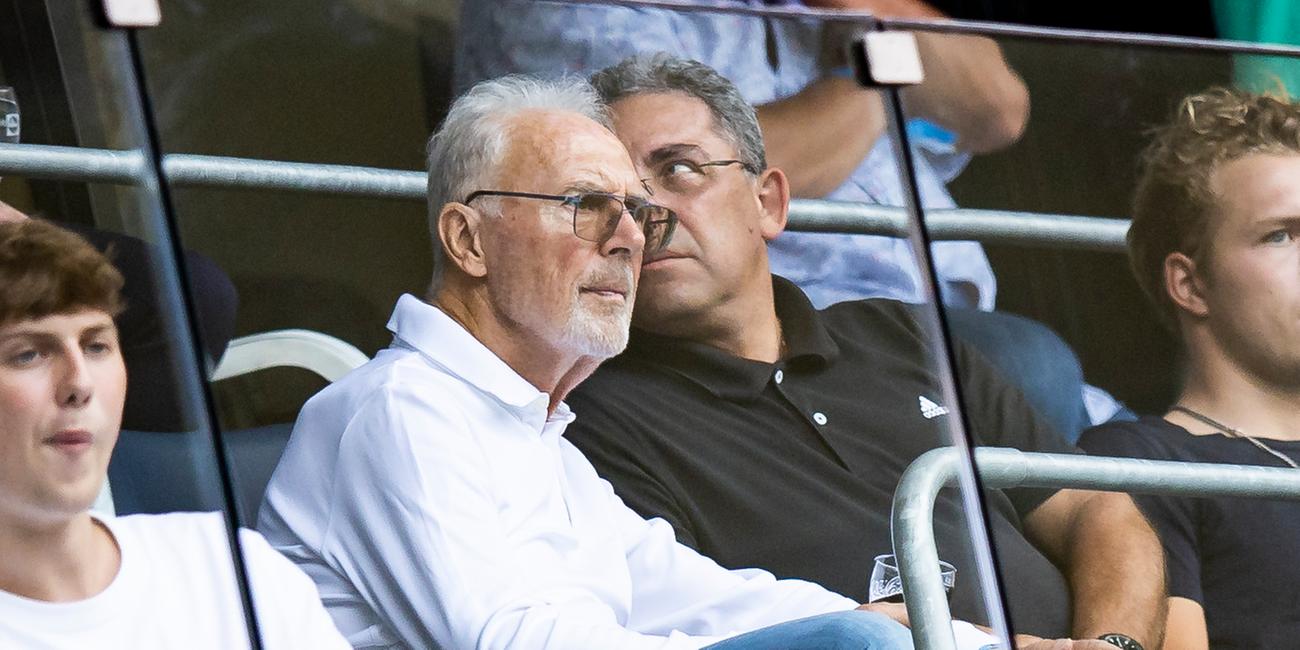  Franz Beckenbauer sitzt auf der Tribüne
