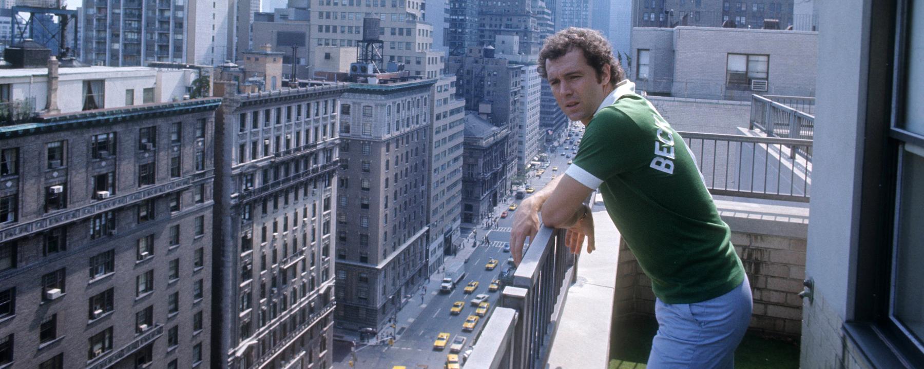 Franz Beckenbauer steht 1977 auf einem Balkon vor der Skyline  in NewYork.