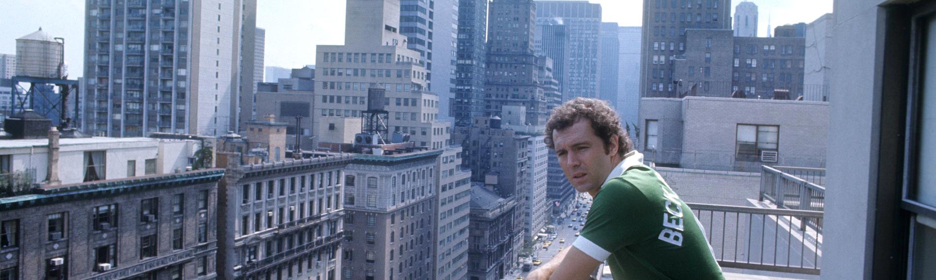 Franz Beckenbauer steht 1977 auf einem Balkon vor der Skyline  in NewYork.