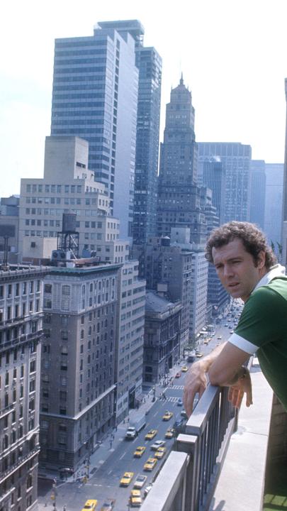 Franz Beckenbauer steht 1977 auf einem Balkon vor der Skyline  in NewYork.