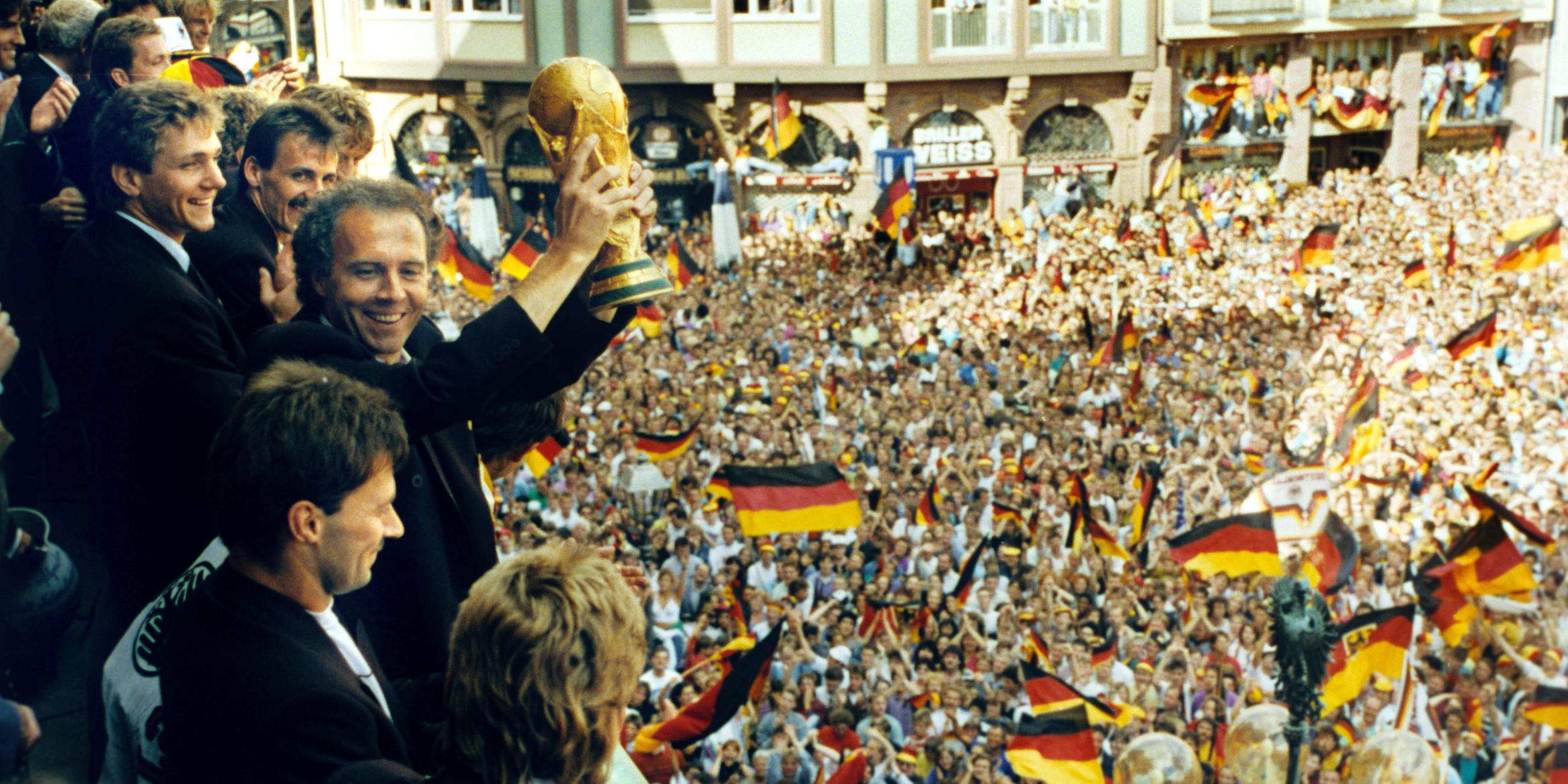 1990: Beckenbauer beim Empfang nach dem WM-Sieg 