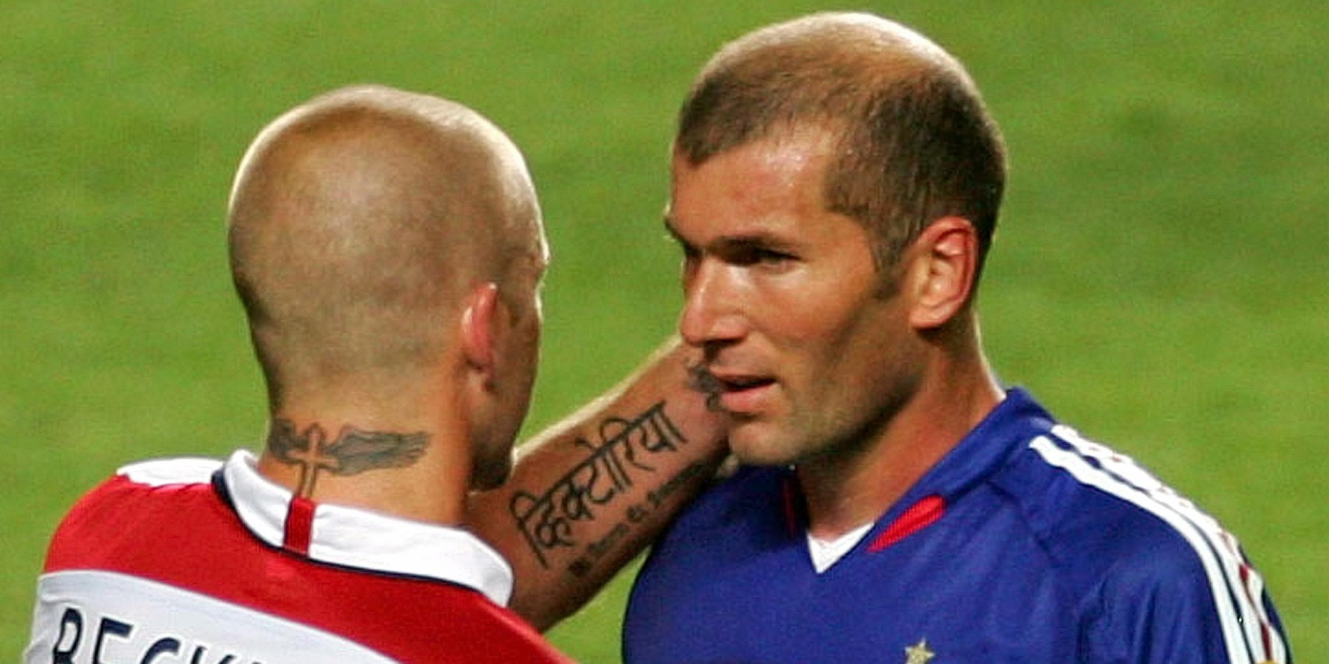 Zinedine Zidane (r) aus Frankreich und David Beckham aus England umarmen sich nach dem Spiel der Gruppe B der Europameisterschaft 2004 im Luz-Stadion in Lissabon, 13. Juni 2004. Frankreich hat 2:1 gewonnen.
