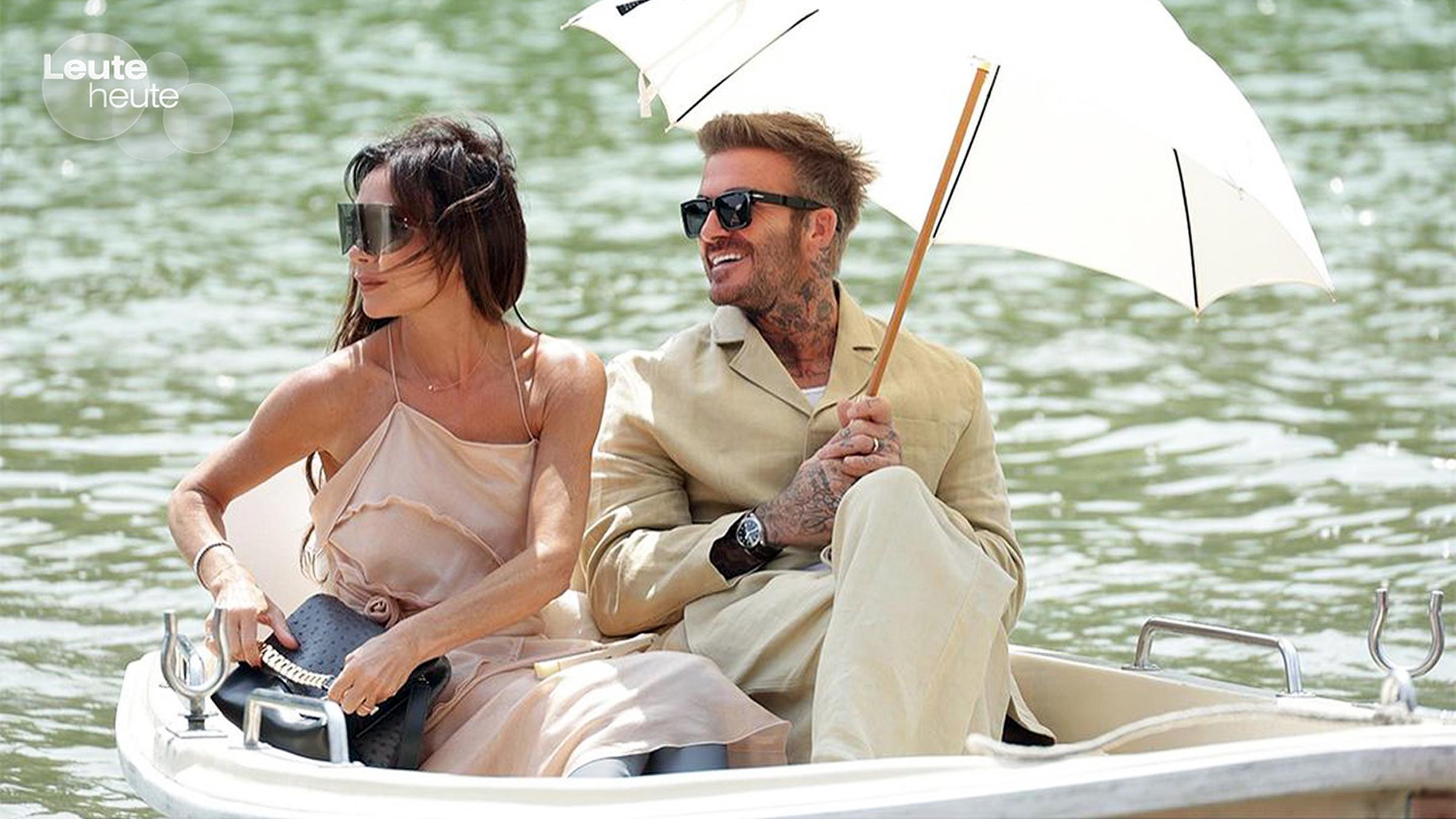 Am Rande der Fashion-Show von Jacquemus haben Victoria und David in einem Boot nur Augen füreinander. Die beiden sind gerade in Paris und genießen den modischen Ausflug als Ehepaar. (27.6.2023)