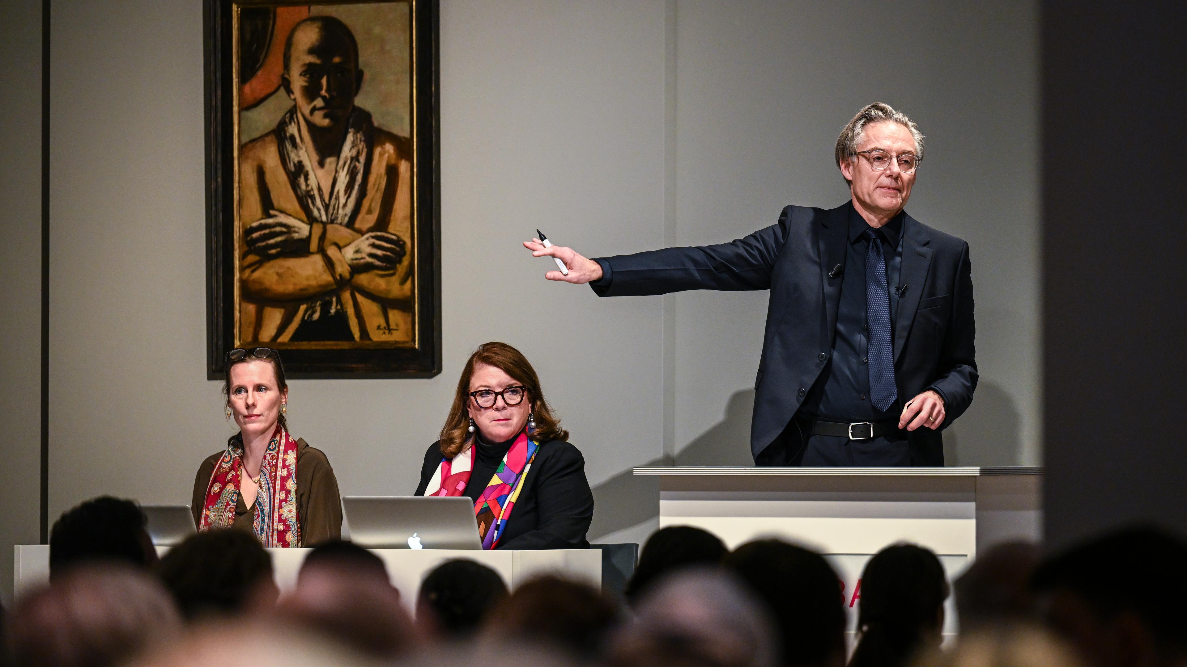 Markus Krause leitet die Auktion des Gemäldes "Selbstbildnis gelb-rosa" von Max Beckmann beim Auktionshaus Villa Grisebach.