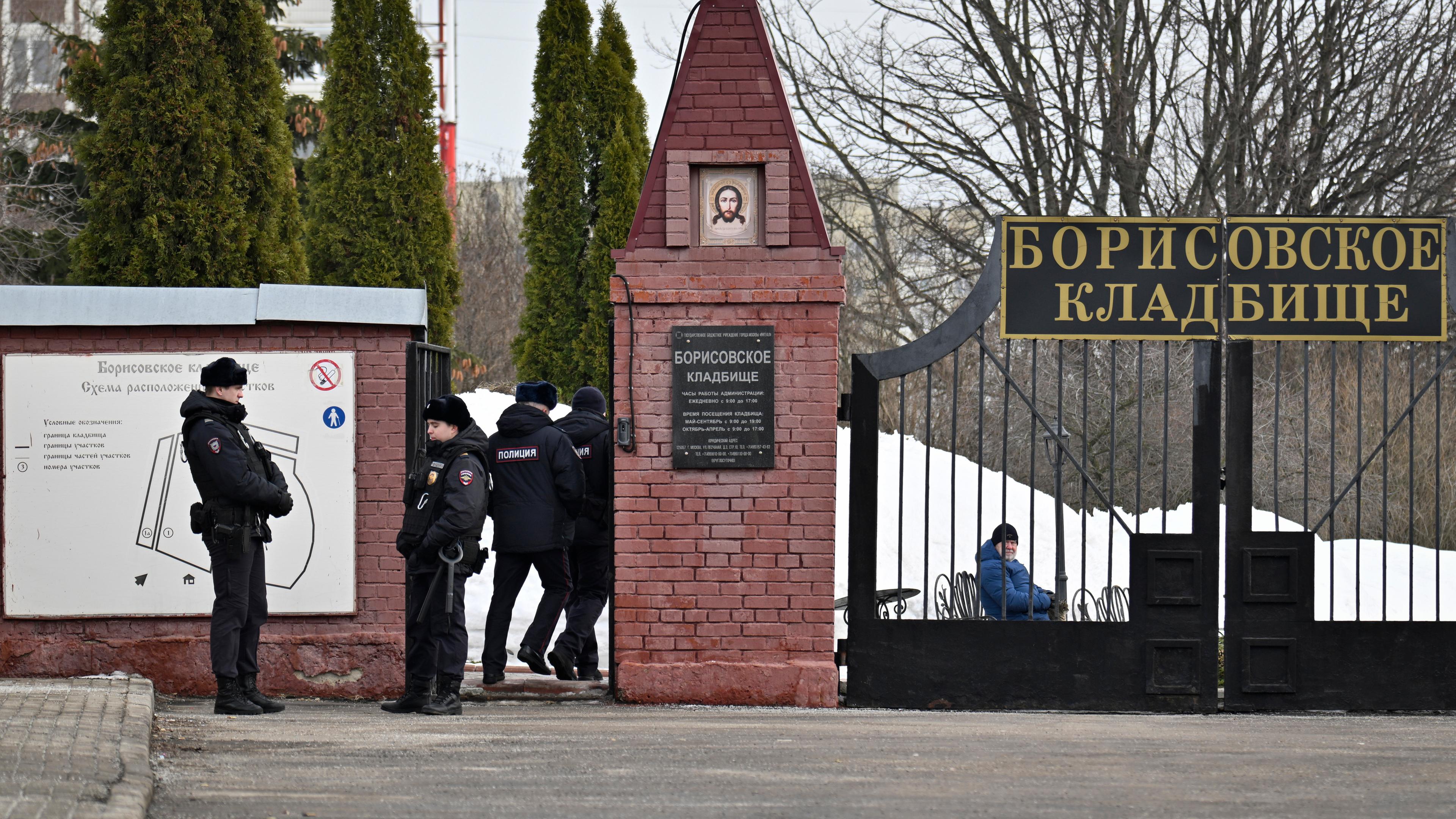 Russland, Moskau: Polizisten stehen Wache auf dem Borissowskoje-Friedhof, wo die Beerdigung des russischen Oppositionsführers Alexej Nawalny am 1. März 2024 stattfindet soll.