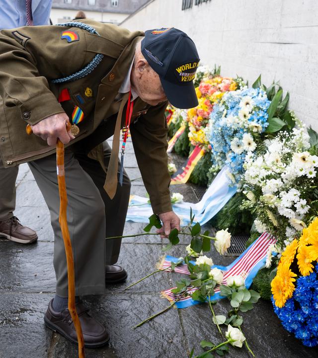 Bud Gahs, Veteran der US-Truppen und Repräsentant der Befreier, nimmt an der Gedenkfeier zum 80. Jahrestag der Befreiung der Häftlinge des KZ Dachau teil.
