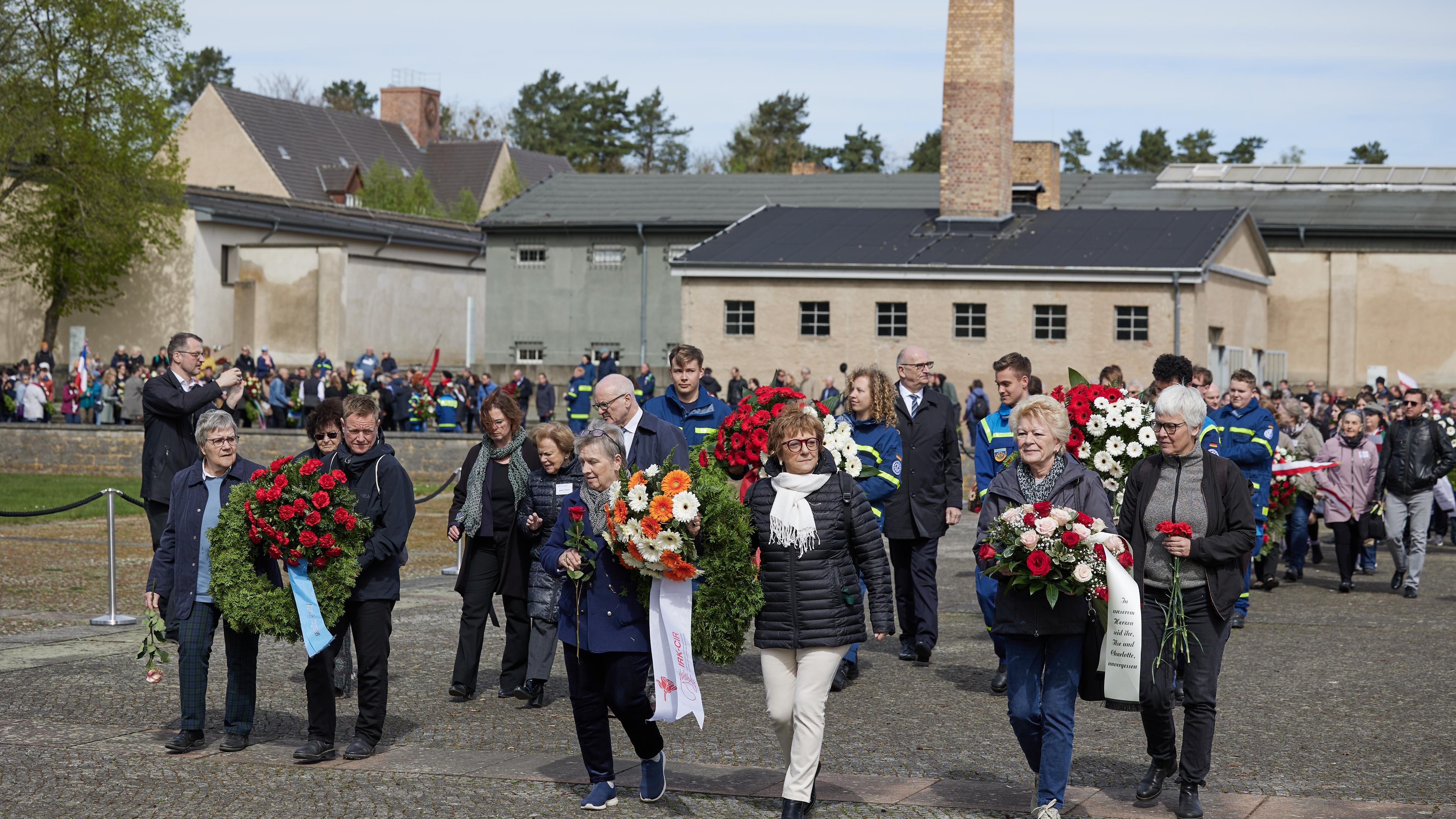 Brandenburg, Fürstenberg/Havel: Zahlreiche Menschen nehmen an der Zentralen Gedenkveranstaltung anlässlich des 79. Jahrestages der Befreiung des Frauen-Konzentrationslagers Ravensbrück teil und legen Kränze nieder. 