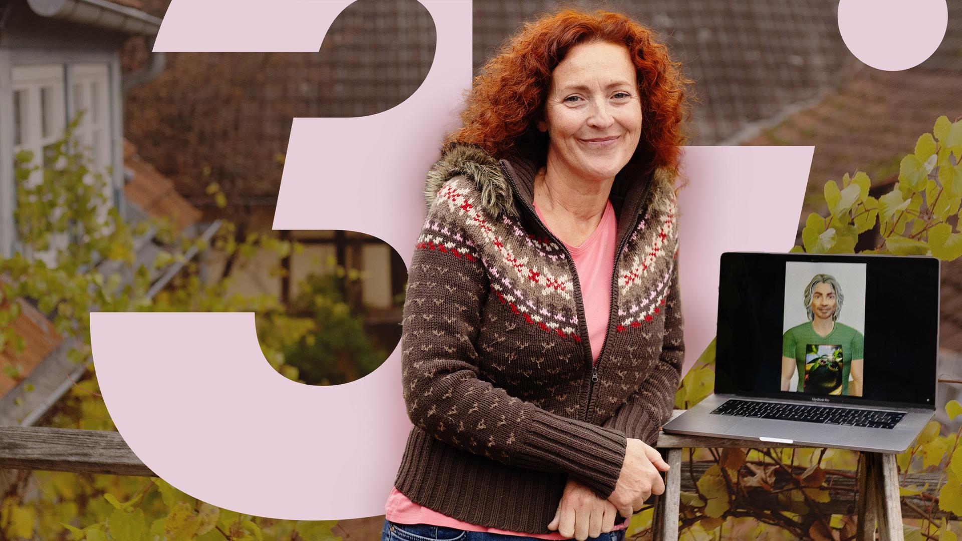 Eine junge Frau lehnt an dem mit Weinblättern umrankten Holzgitter eines Balkons. Neben ihr ein altes Holzgestell, darauf ein geöffneter Laptop. Auf dem Bildschirm ist das Bild ihres KI-Freundes zu sehen. Im Hintergrund Dächer und Fachwerk einer Hofreite. 