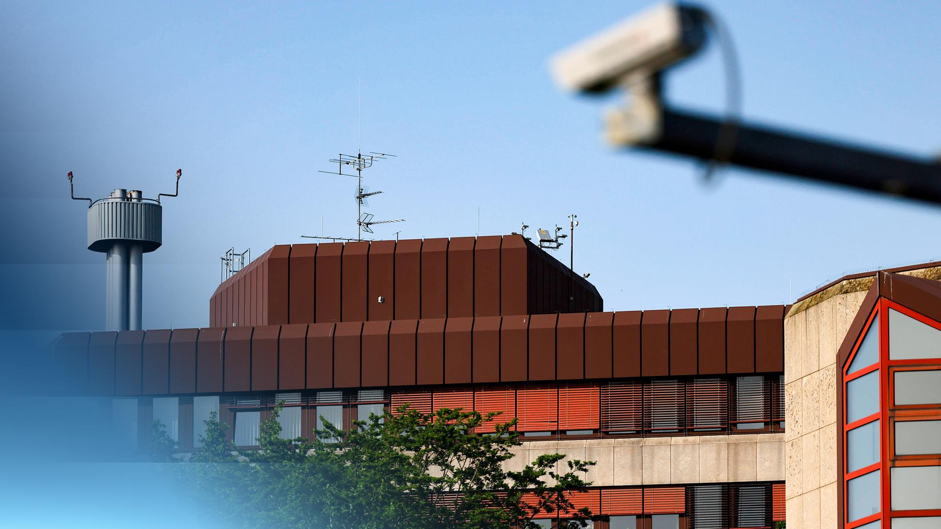 Ein Foto des Verfassungsschutz-Gebäudes in Köln, welches auch die Überwachungskameras vor dem Gebäude zeigt