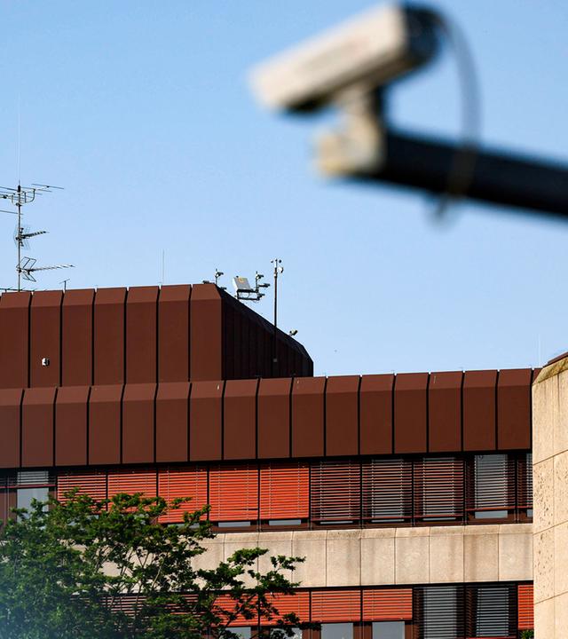 Ein Foto des Verfassungsschutz-Gebäudes in Köln, welches auch die Überwachungskameras vor dem Gebäude zeigt