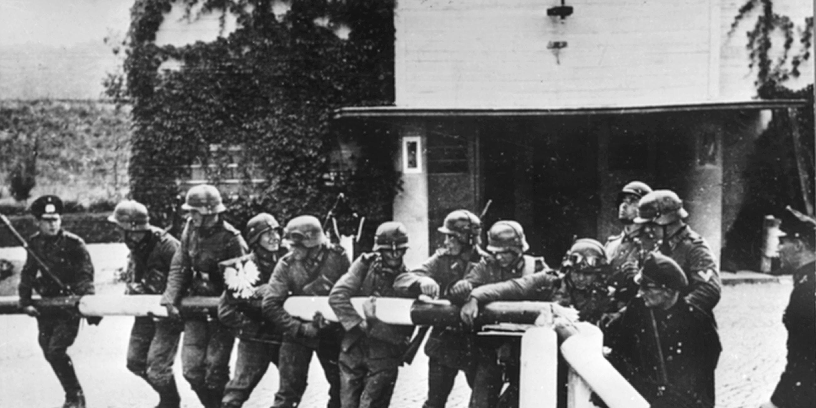 Deutsche Soldaten reißen 1939 einen Schlagbaum an der deutsch-polnischen Grenze nieder