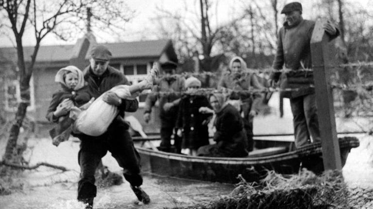 Bei der Sturmflut von 1962 an den Unterläufen von Elbe und Weser sterben 340 Menschen.