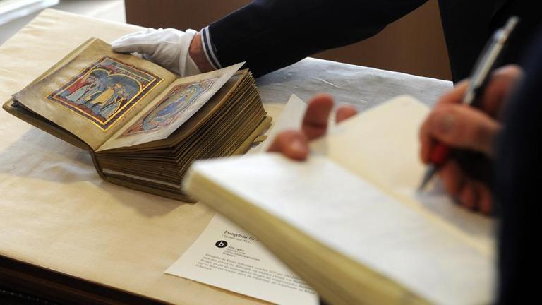 Altes Buch wird restauriert