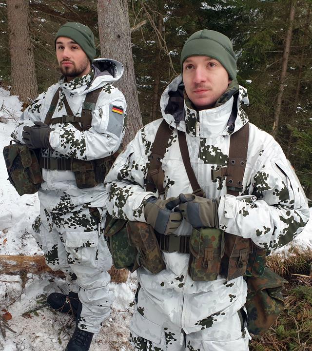 Fritz steht während seiner Feldjägerausbildung mit einem Kollegen im Wald.