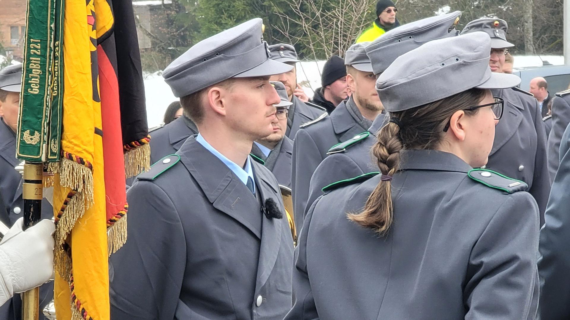 Fritz in Ausgehunifom beim Gelöbnis.