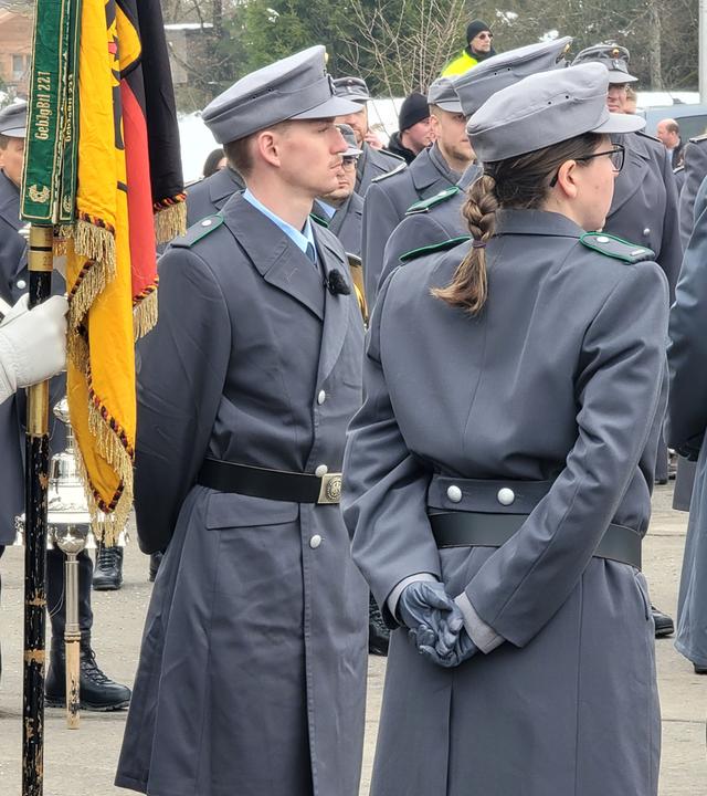 Fritz in Ausgehunifom beim Gelöbnis.