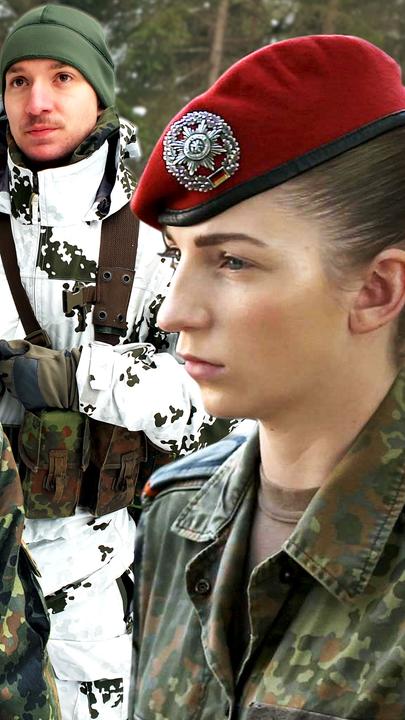 Neben einem Hubschrauber stehen drei Fotos von jungen Soldaten, zwei Männern und einer Frau.