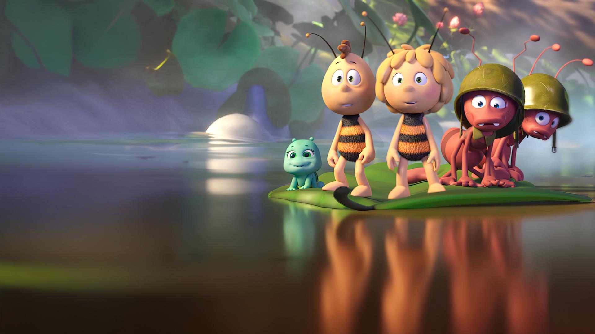 Vor dem Hintergrund eines lichtdurchfluteten Dschungels liegt ein spiegelglatter See. Auf ihm treibt ein grünes Blatt. Auf dem Blatt krabbelt Baby Smoosh, daneben stehen Willie und Maja. Neben ihr knien Eddy und Freddy, die beiden Ameisensoldaten mit ihren Stahlhelmen auf dem Kopf. Alle Fünf schauen ebenso staunend wie freudig überrascht in die Ferne.