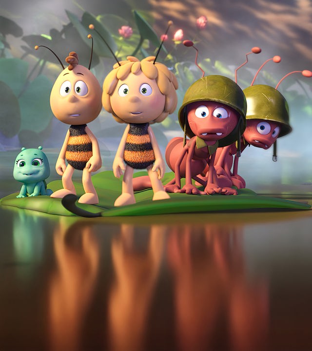 Vor dem Hintergrund eines lichtdurchfluteten Dschungels liegt ein spiegelglatter See. Auf ihm treibt ein grünes Blatt. Auf dem Blatt krabbelt Baby Smoosh, daneben stehen Willie und Maja. Neben ihr knien Eddy und Freddy, die beiden Ameisensoldaten mit ihren Stahlhelmen auf dem Kopf. Alle Fünf schauen ebenso staunend wie freudig überrascht in die Ferne.