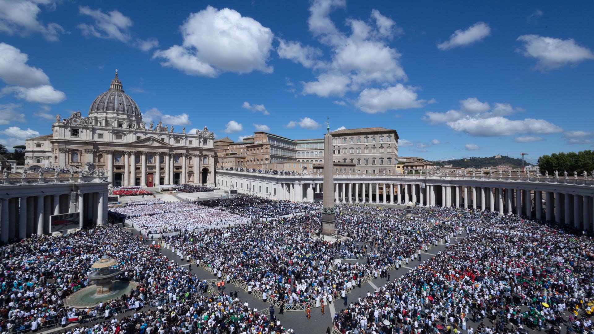 Die Beisetzung von Papst Franziskus am St. Peters Platz in Rom. Es sind hunderttausende Menschen zu sehen.