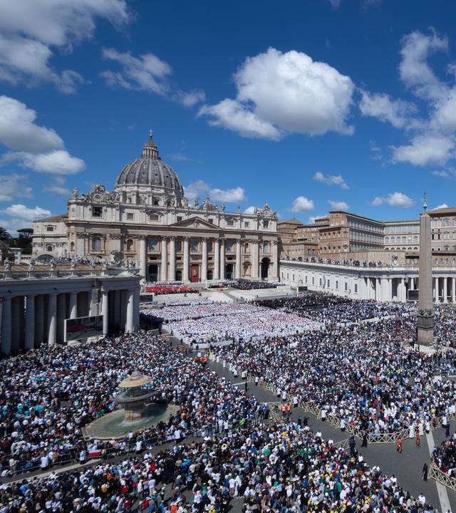 Die Beisetzung von Papst Franziskus am St. Peters Platz in Rom. Es sind hunderttausende Menschen zu sehen.