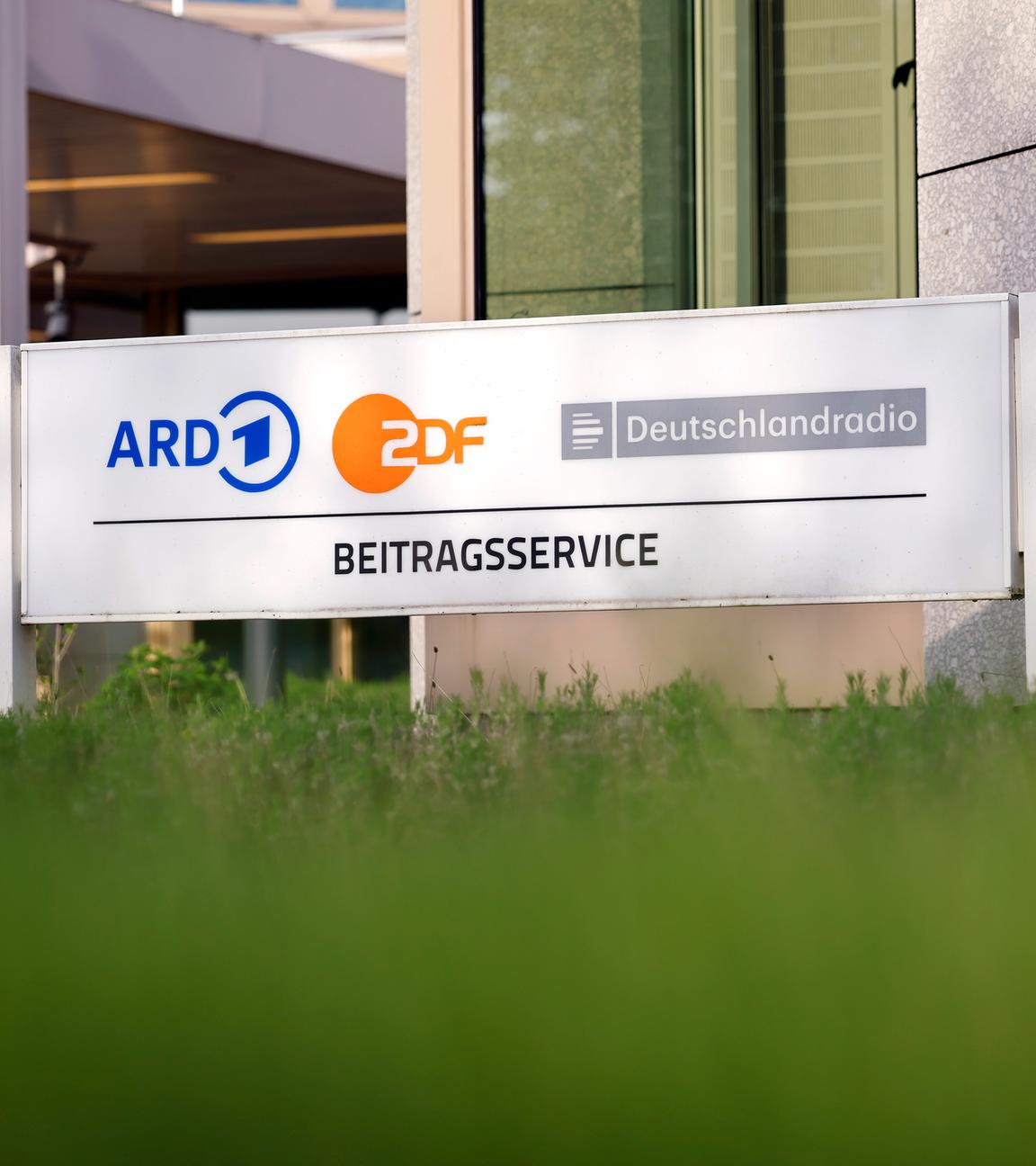 Eingangsschild des "Beitragsservice" vor dessen Gebäude