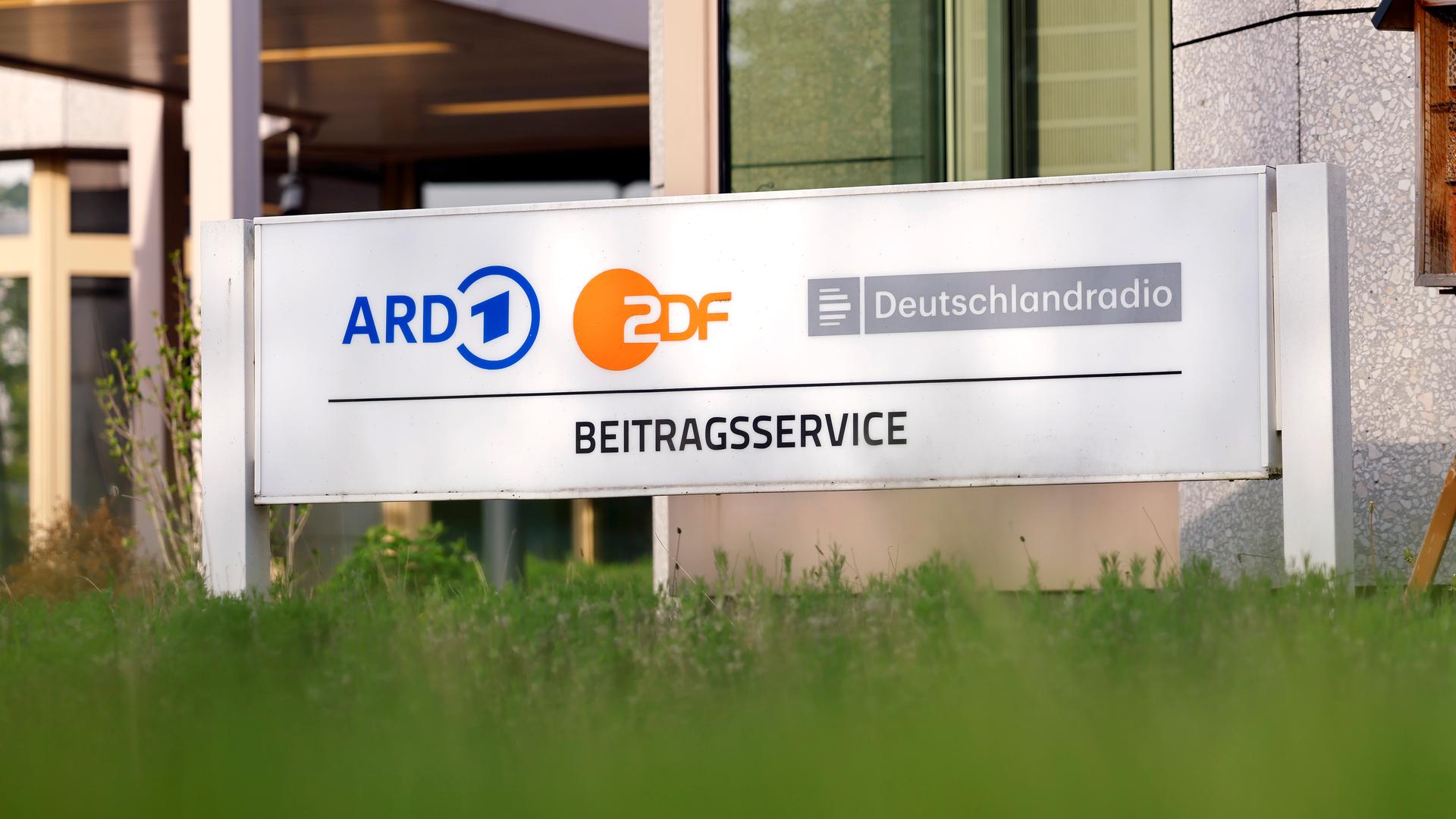 Eingangsschild des "Beitragsservice" vor dessen Gebäude