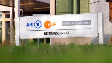 Eingangsschild des "Beitragsservice" vor dessen Gebäude