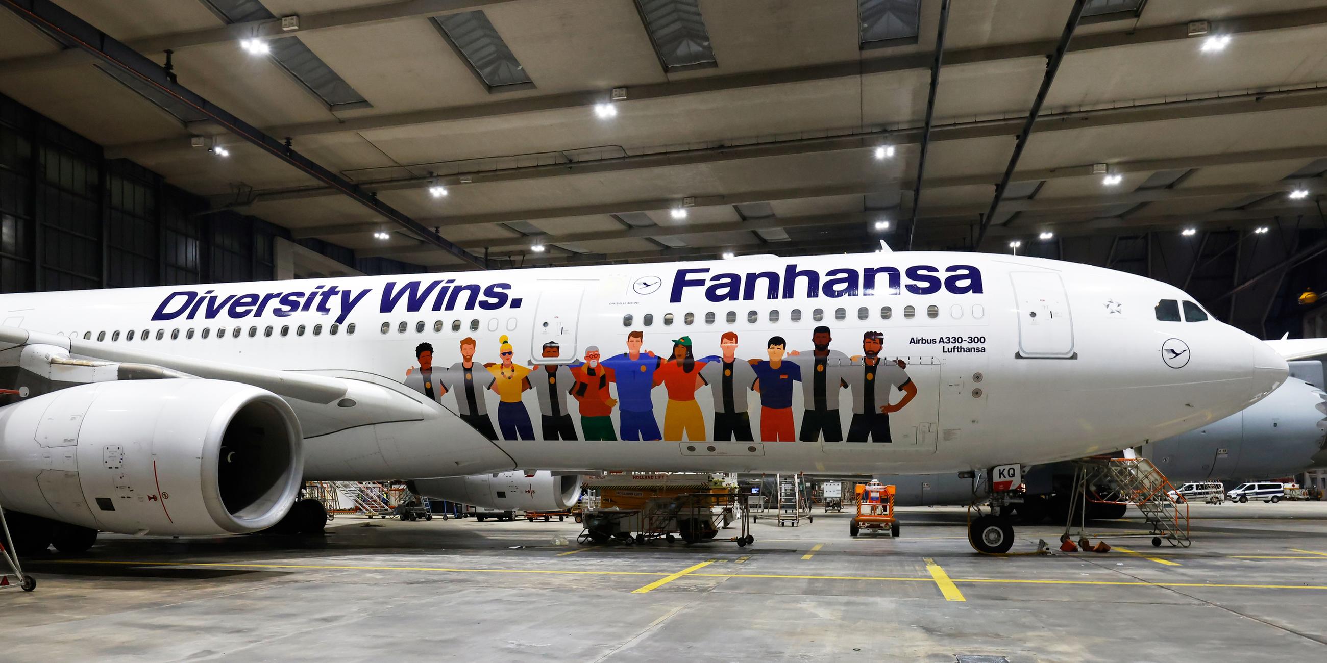 Mit einem Airbus A330 fliegt Lufthansa als offizielle Airline der deutschen Männer-Nationalmannschaft am 14. November Spieler, Trainer und Betreuerstab in ihr  Trainingslager nach Maskat 