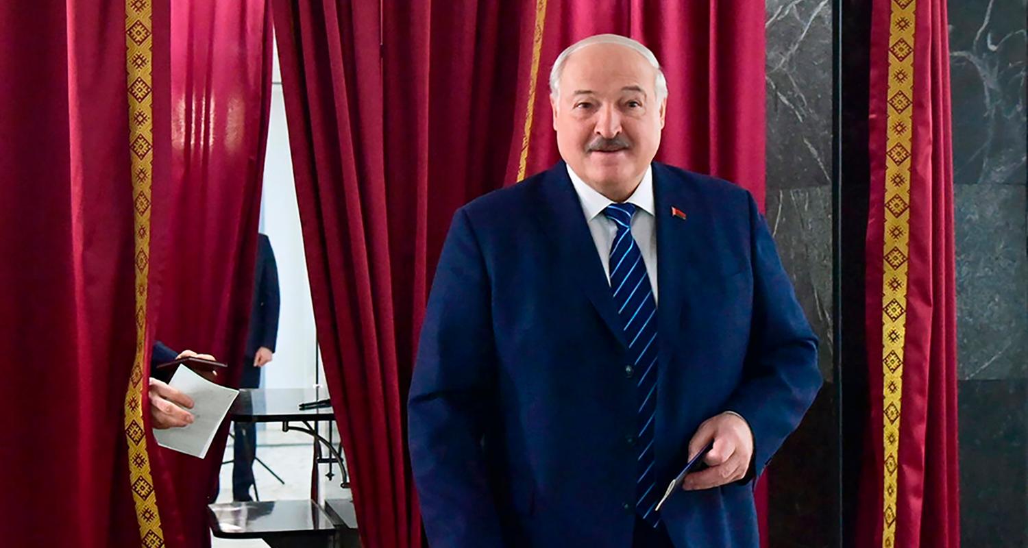 25.02.2024, Belarus, Minsk: Auf diesem vom Pressedienst des belarussischen Präsidenten zur Verfügung gestellten Foto reagiert Alexander Lukaschenko, Präsident von Belarus, nach der Stimmabgabe in einem Wahllokal.