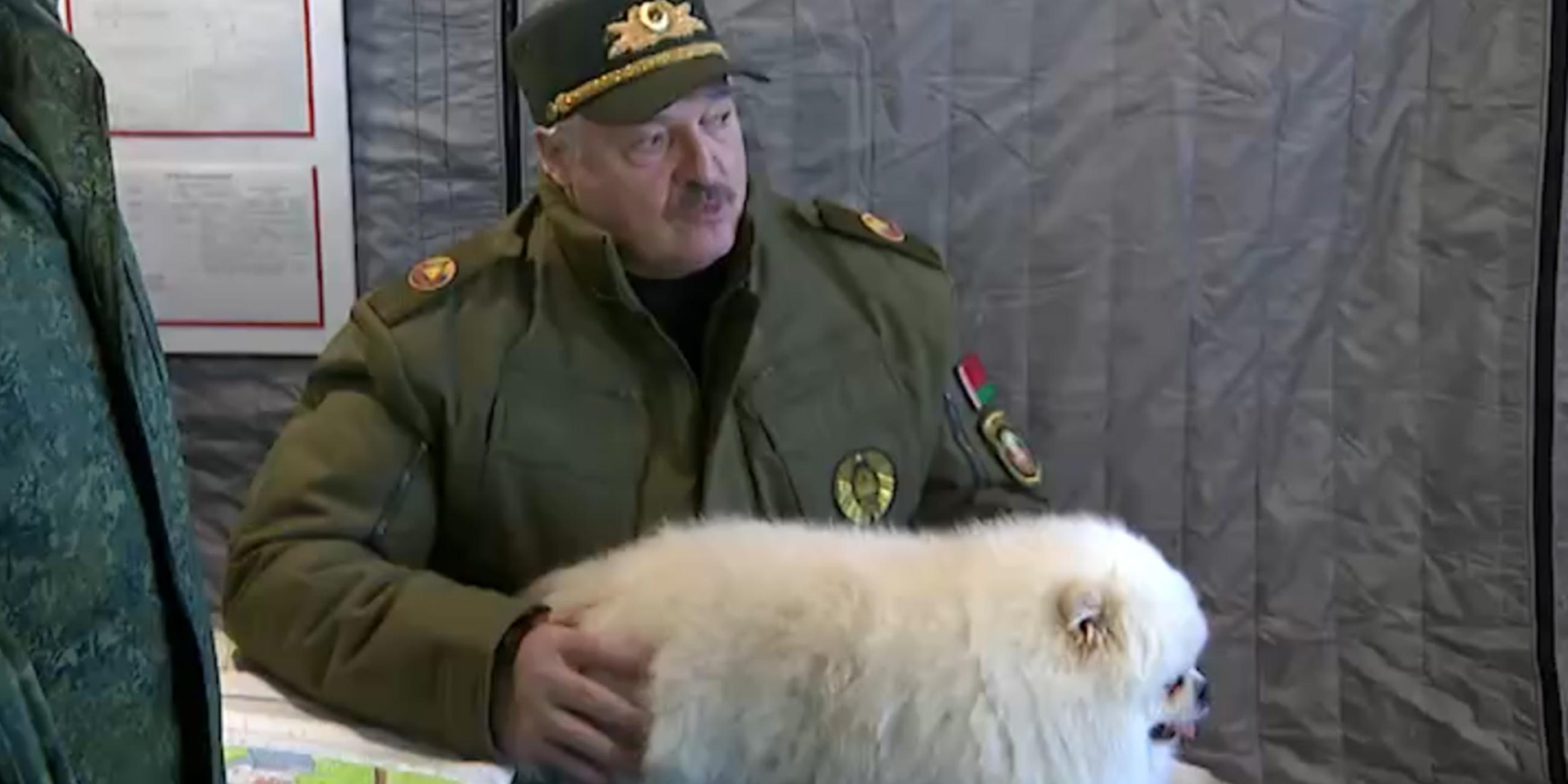 Diktator oder Bond-Bösewicht? Alexander Lukaschenko bei einer Militärübung mit seinem Zwergspitz Umka.