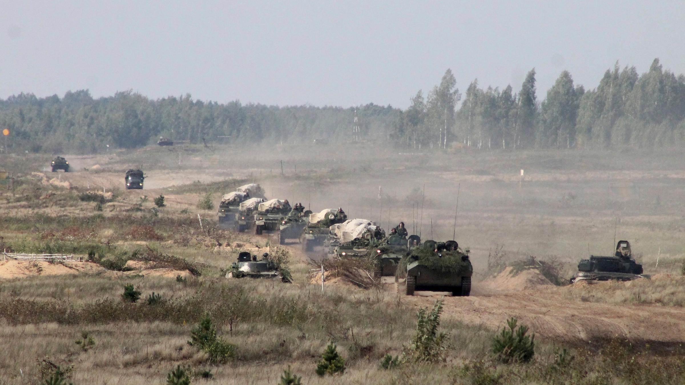 Belarussische Militärfahrzeuge bei Übung