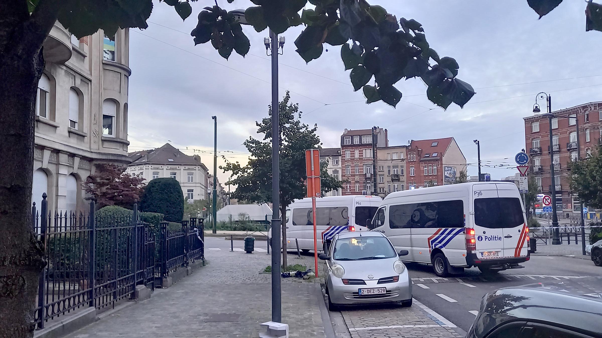 Polizeifahrzeuge stehen am Einsatzort nach den tödlichen Schüssen auf zwei Schweden in Brüssel 