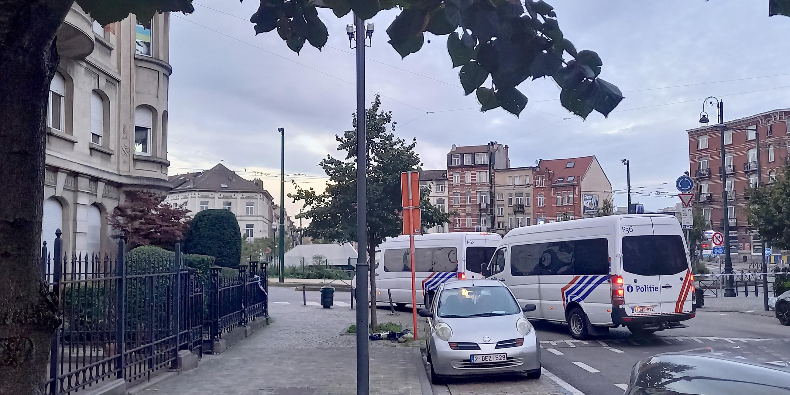 Polizeifahrzeuge stehen am Einsatzort nach den tödlichen Schüssen auf zwei Schweden in Brüssel 