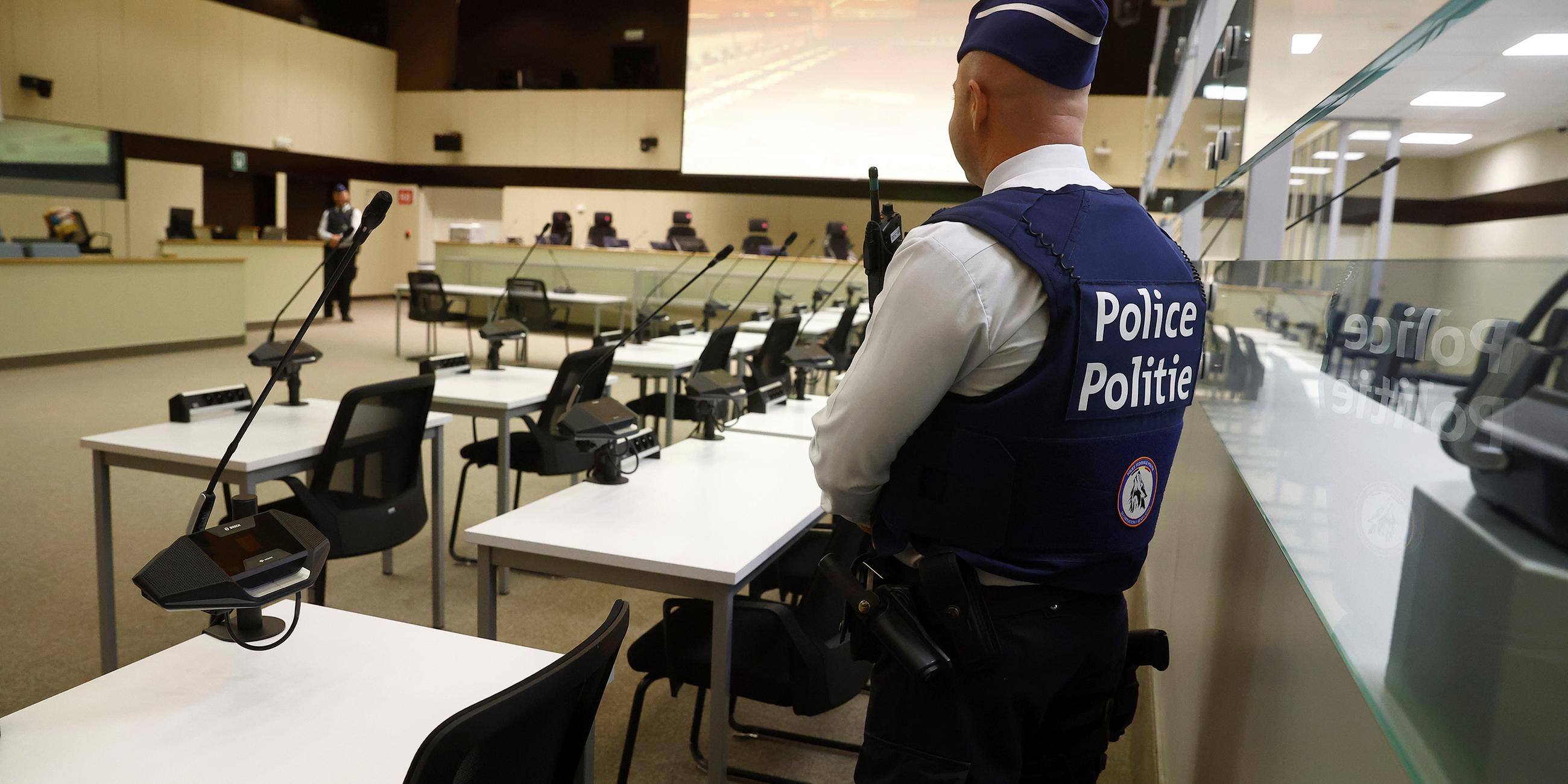 Polizist im Gerichtssaal für die Terroranschläge von Maelbeck und Brüssel 2016.