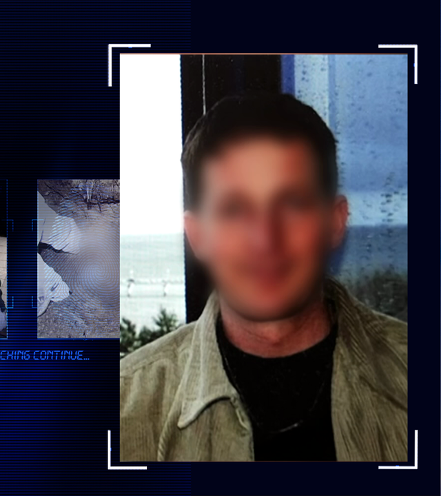 Portraitfoto eines ca. 35 Jahre alten Mannes. Er steht vor einem Fenster, trägt eine beige Jacke. Er lächelt in die Kamera, das Gesicht wurde technisch verfremdet. Er befindet sich im Haus, durch das Fenster ist schemenhaft eine grüne Landschaft zu erkennen. Eine Hälfte des Fenster ist durch einen halbdurchsichtigen Vorhang verziert. Links daneben: Lichtschematische Darstellung eines Fingerabdrucks.