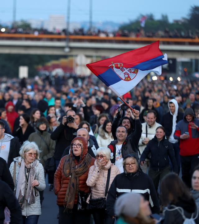 Zehntausende Menschen blockieren in Belgrad die Auobahn.