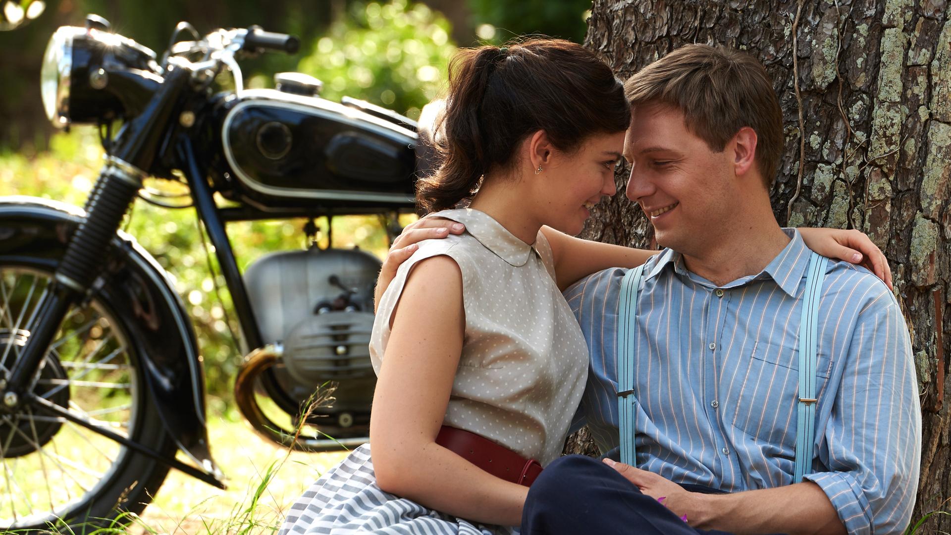 Der Jungingenieur Alexander (Christoph Letkowski) ist vom Zauber seiner Dolmetscherin Giulietta Marconi (Silvia Busuioc) gefangen.