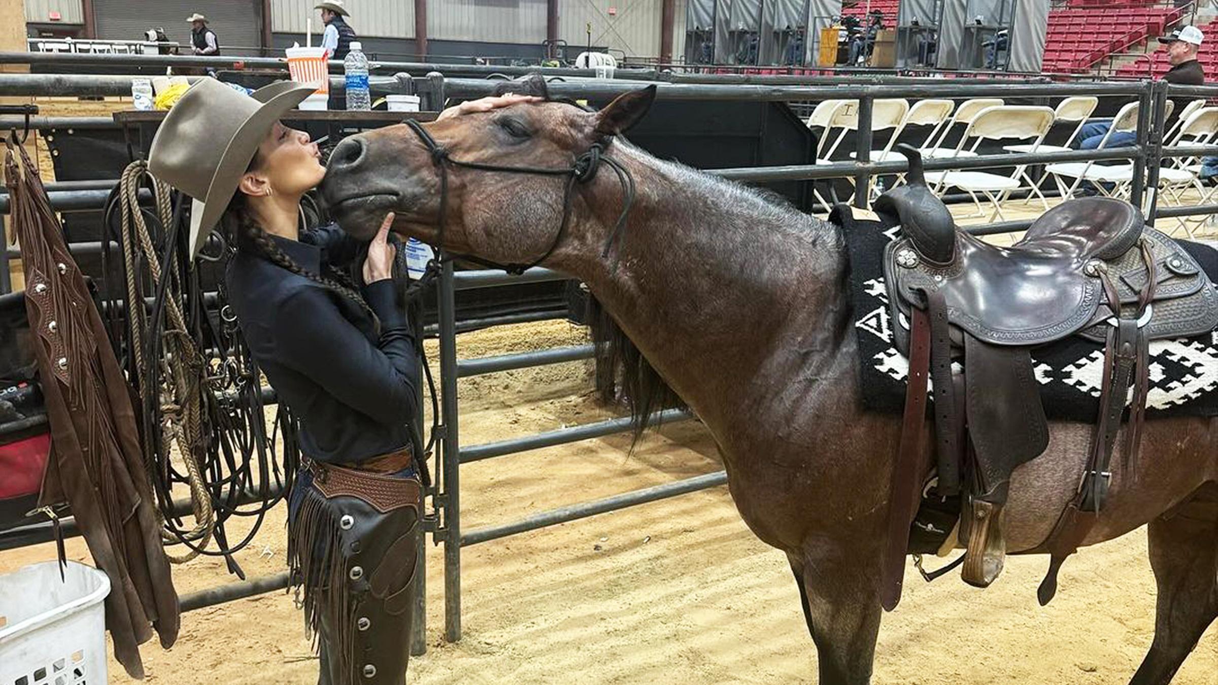 Bella Hadid streichelt ein Pferd und zeigt ihre Rodeo-Künste