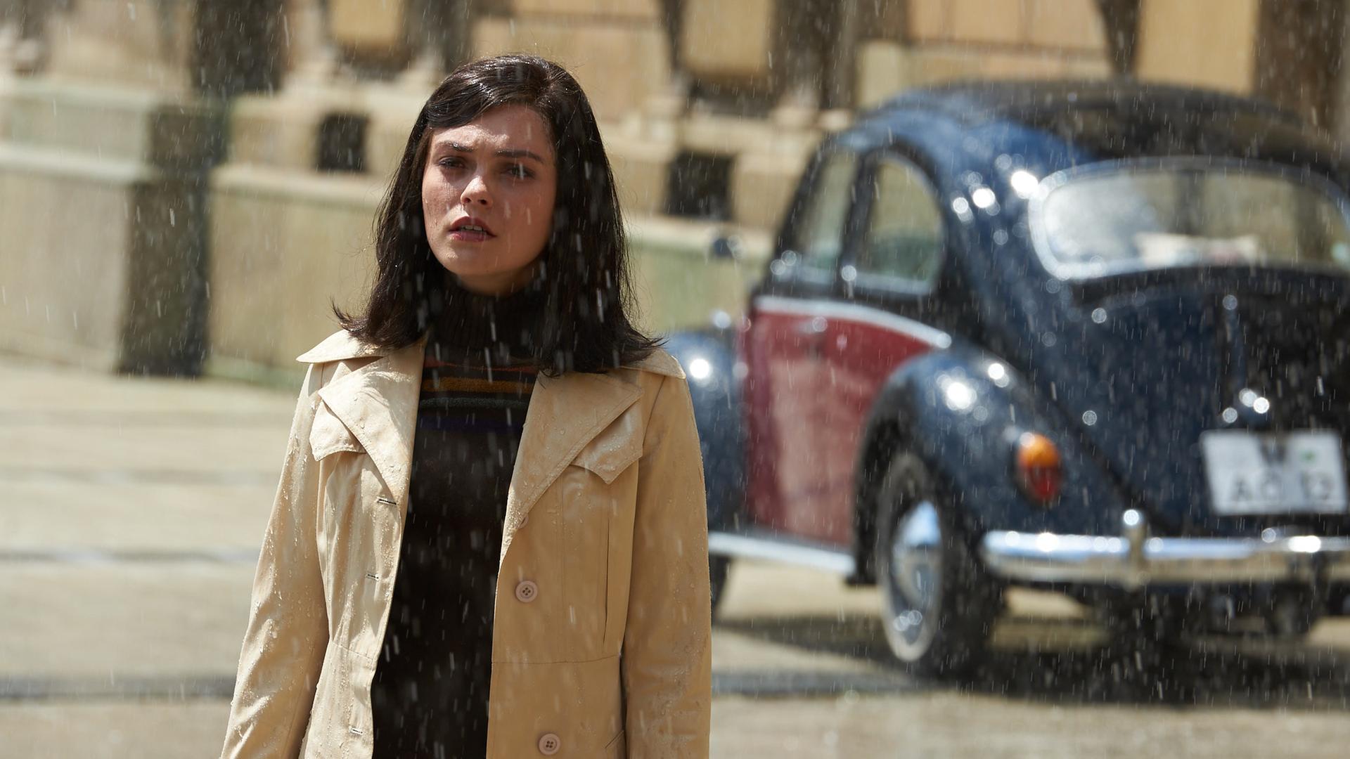 "Bella Germania - 2. Il destino - das Schicksal": München 1970: Giulietta (Siliva Busuioc) steht alleine im Regen auf der Straße.