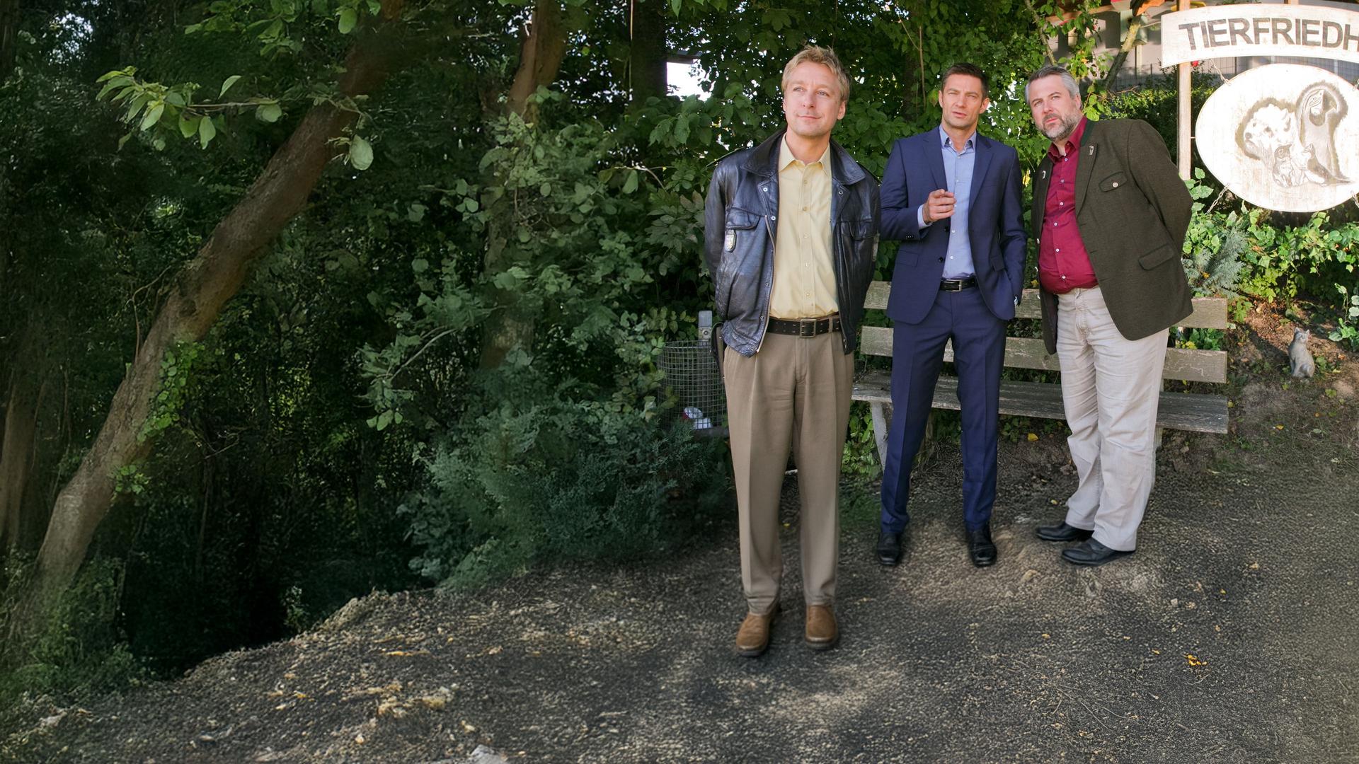 "Die Rosenheim-Cops - Bello ist tot": Die Kollegen Hansen (Igor Jeftić), Stadler (Dieter Fischer) und Polizist Mohr (Max Müller) ermitteln auf einem Tierfriedhof.