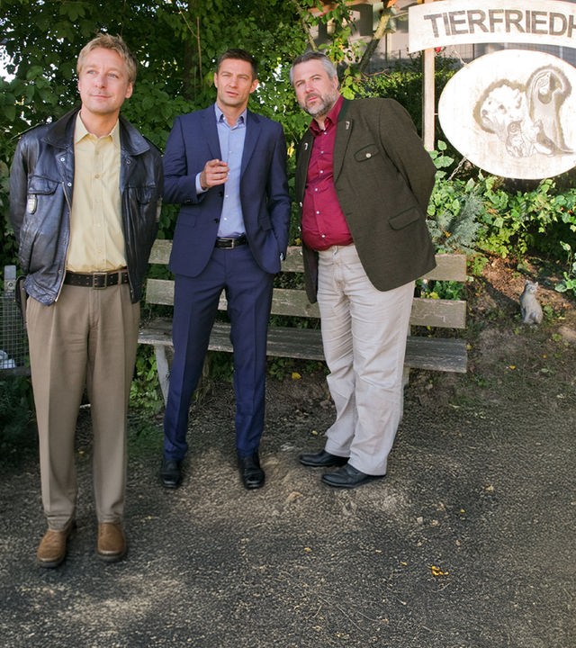 "Die Rosenheim-Cops - Bello ist tot": Die Kollegen Hansen (Igor Jeftić), Stadler (Dieter Fischer) und Polizist Mohr (Max Müller) ermitteln auf einem Tierfriedhof.