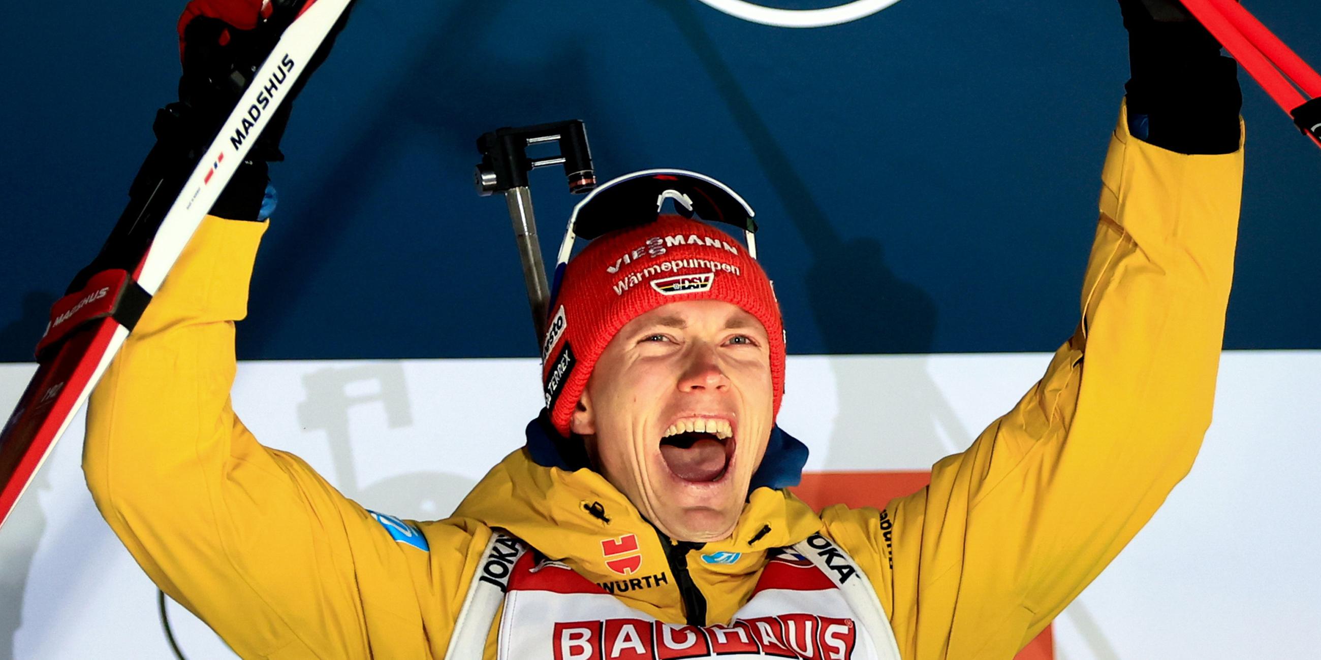 Der Bronzemedaillengewinner Benedikt Doll aus Deutschland jubelt auf dem Podium des 20-km-Einzelrennens der Männer bei den Biathlon-Weltmeisterschaften in Nove Mesto.