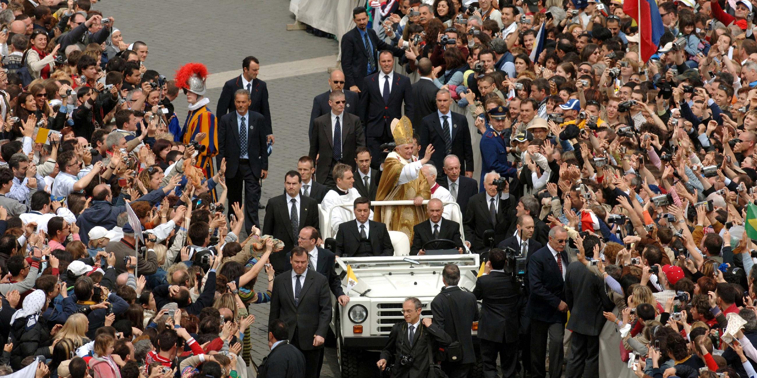 Papst Benedikt XVI. wird am Sonntag (24.04.2005) auf dem Papamobil durch die Menge über den Petersplatz am Vatikan gefahren.