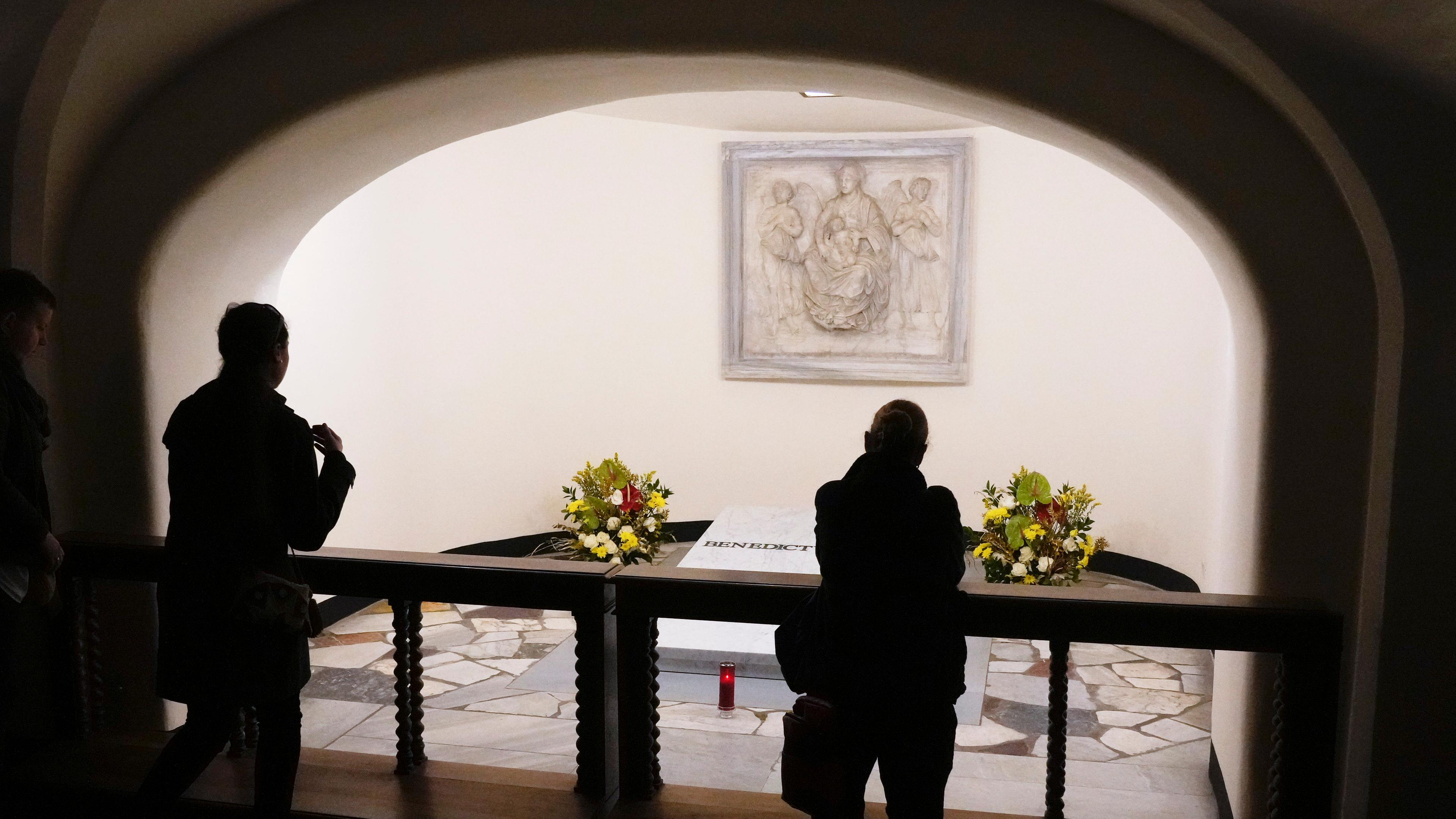 Gläubige beten vor dem Grab des verstorbenen emeritierten Papstes Benedikt XVI. in den Grotten des Petersdoms. 